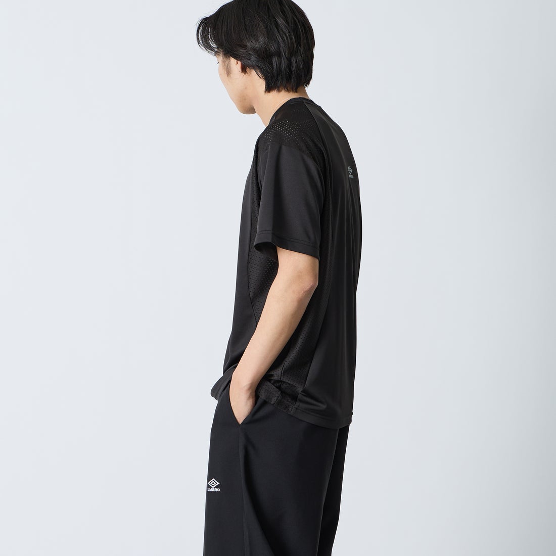 UMBRO [アンブロ] 別注 メッシュ切り替え ゲームシャツ [UMNK26SS-GS01-JF] BLACK &&モデル身長：179cm 着用サイズ：L&&