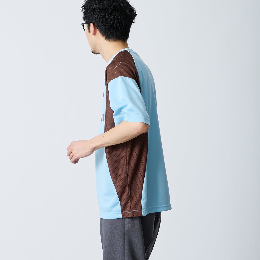 UMBRO [アンブロ] 別注 メッシュ切り替え ゲームシャツ [UMNK26SS-GS01-JF] BLUE &&モデル身長：168cm 着用サイズ：L&&