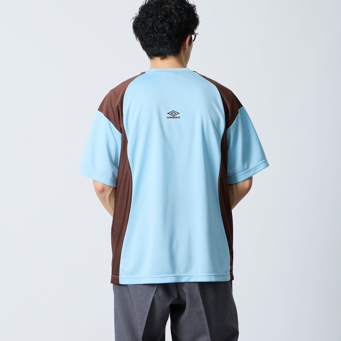 UMBRO [アンブロ] 別注 メッシュ切り替え ゲームシャツ [UMNK26SS-GS01-JF] BLUE &&モデル身長：168cm 着用サイズ：L&&