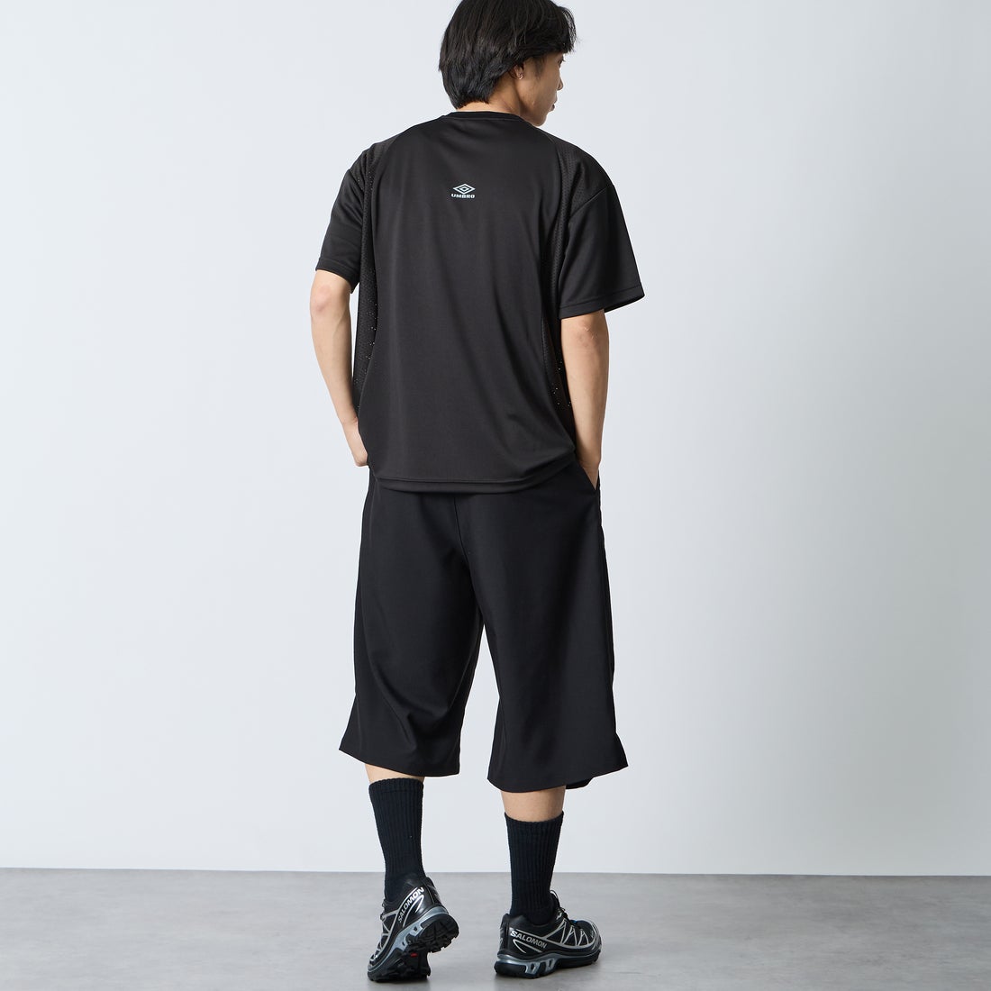 UMBRO [アンブロ] 別注 メッシュ切り替え ゲームシャツ [UMNK26SS-GS01-JF] BLACK &&モデル身長：179cm 着用サイズ：L&&