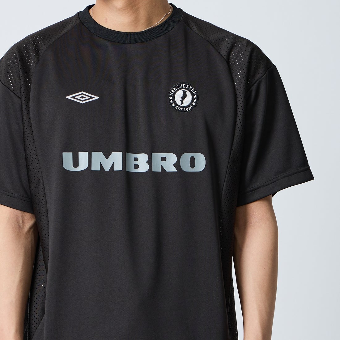 UMBRO [アンブロ] 別注 メッシュ切り替え ゲームシャツ [UMNK26SS-GS01-JF] BLACK &&モデル身長：179cm 着用サイズ：L&&