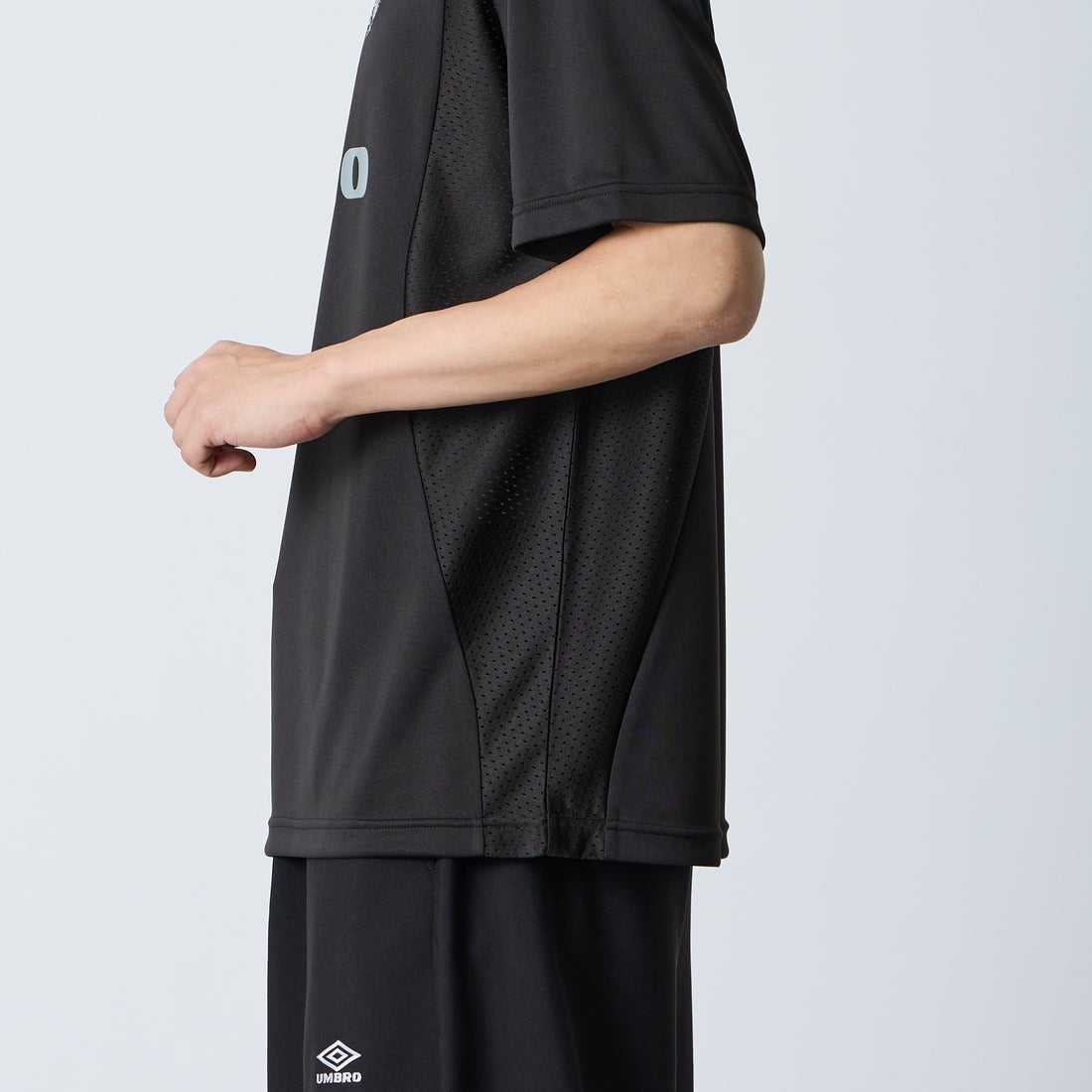 UMBRO [アンブロ] 別注 メッシュ切り替え ゲームシャツ [UMNK26SS-GS01-JF] BLACK &&モデル身長：179cm 着用サイズ：L&&