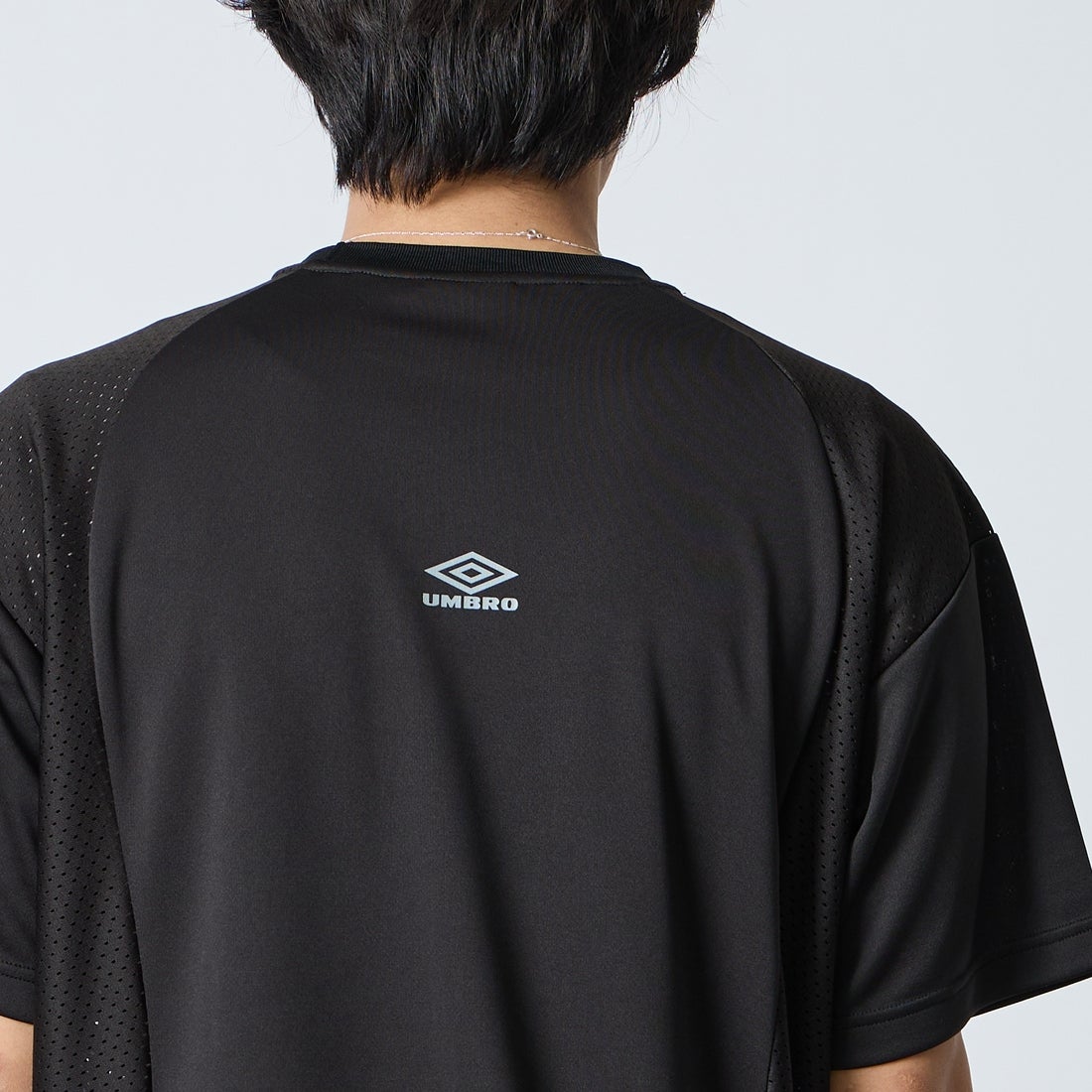 UMBRO [アンブロ] 別注 メッシュ切り替え ゲームシャツ [UMNK26SS-GS01-JF] BLACK &&モデル身長：179cm 着用サイズ：L&&