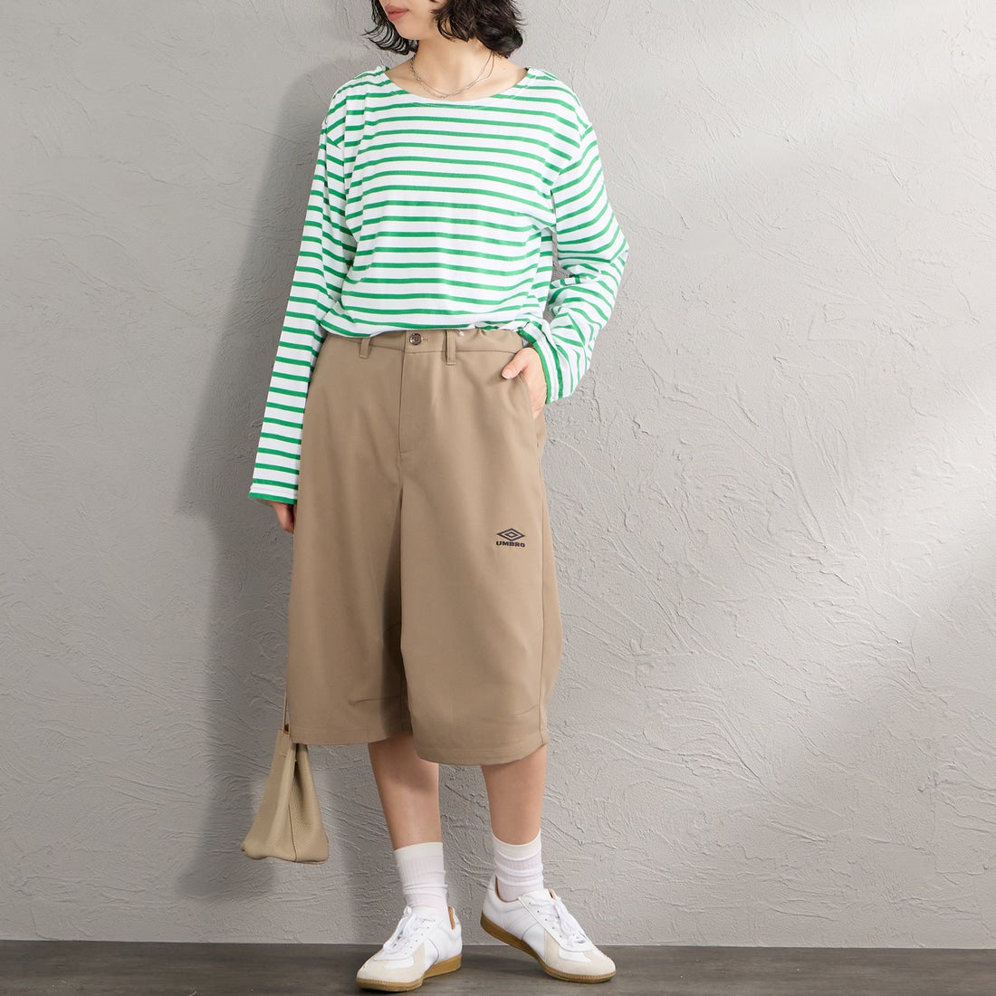 UMBRO [アンブロ] 別注 ワンポイント刺繍ロゴ バギーショートパンツ [17026S-PT01NK-JF] BEIGE &&モデル身長：162cm 着用サイズ：S&&