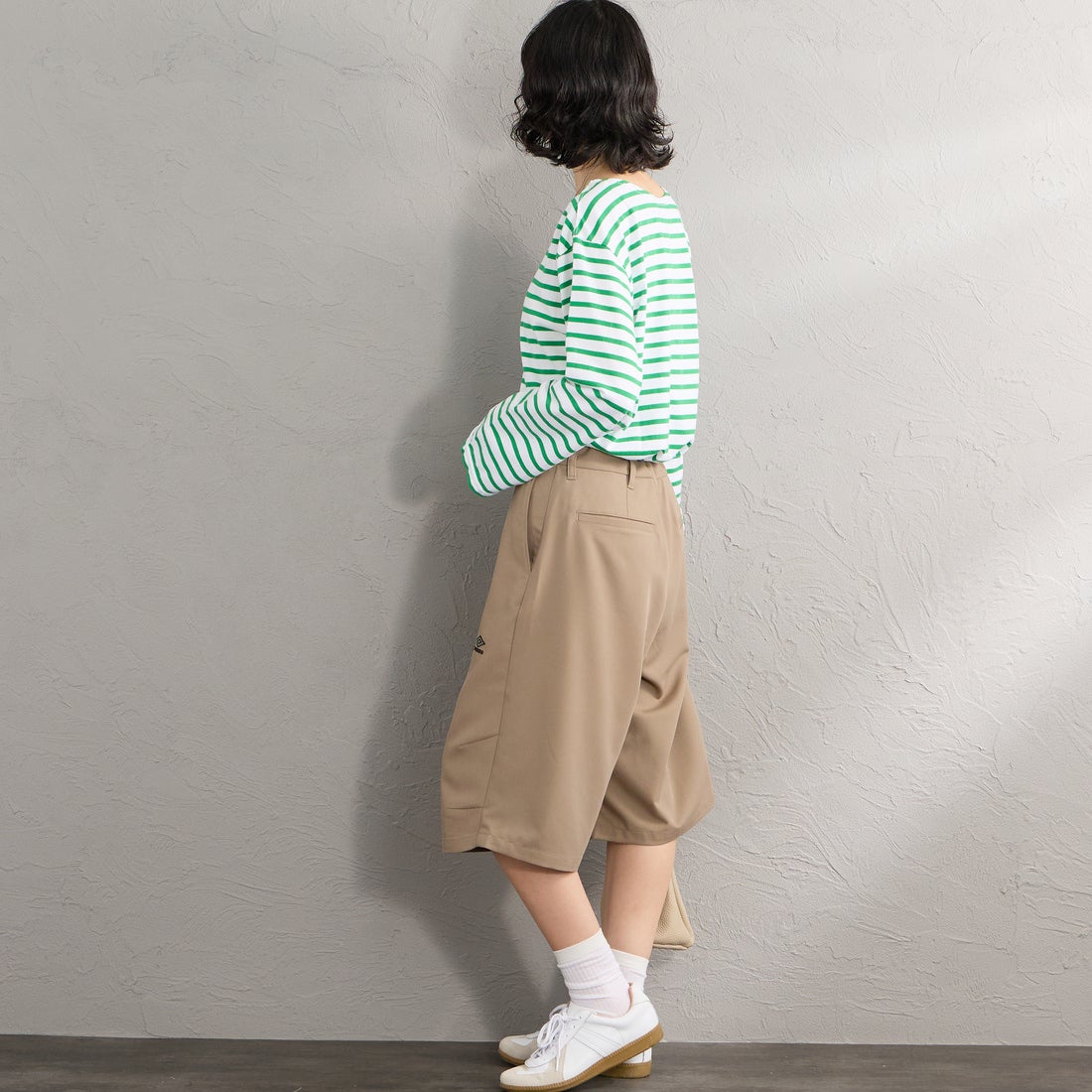 UMBRO [アンブロ] 別注 ワンポイント刺繍ロゴ バギーショートパンツ [17026S-PT01NK-JF] BEIGE &&モデル身長：162cm 着用サイズ：S&&