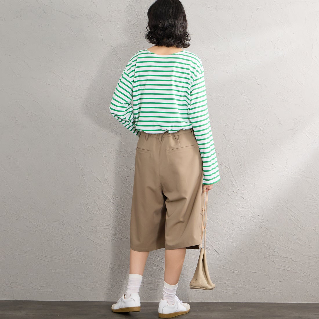 UMBRO [アンブロ] 別注 ワンポイント刺繍ロゴ バギーショートパンツ [17026S-PT01NK-JF] BEIGE &&モデル身長：162cm 着用サイズ：S&&