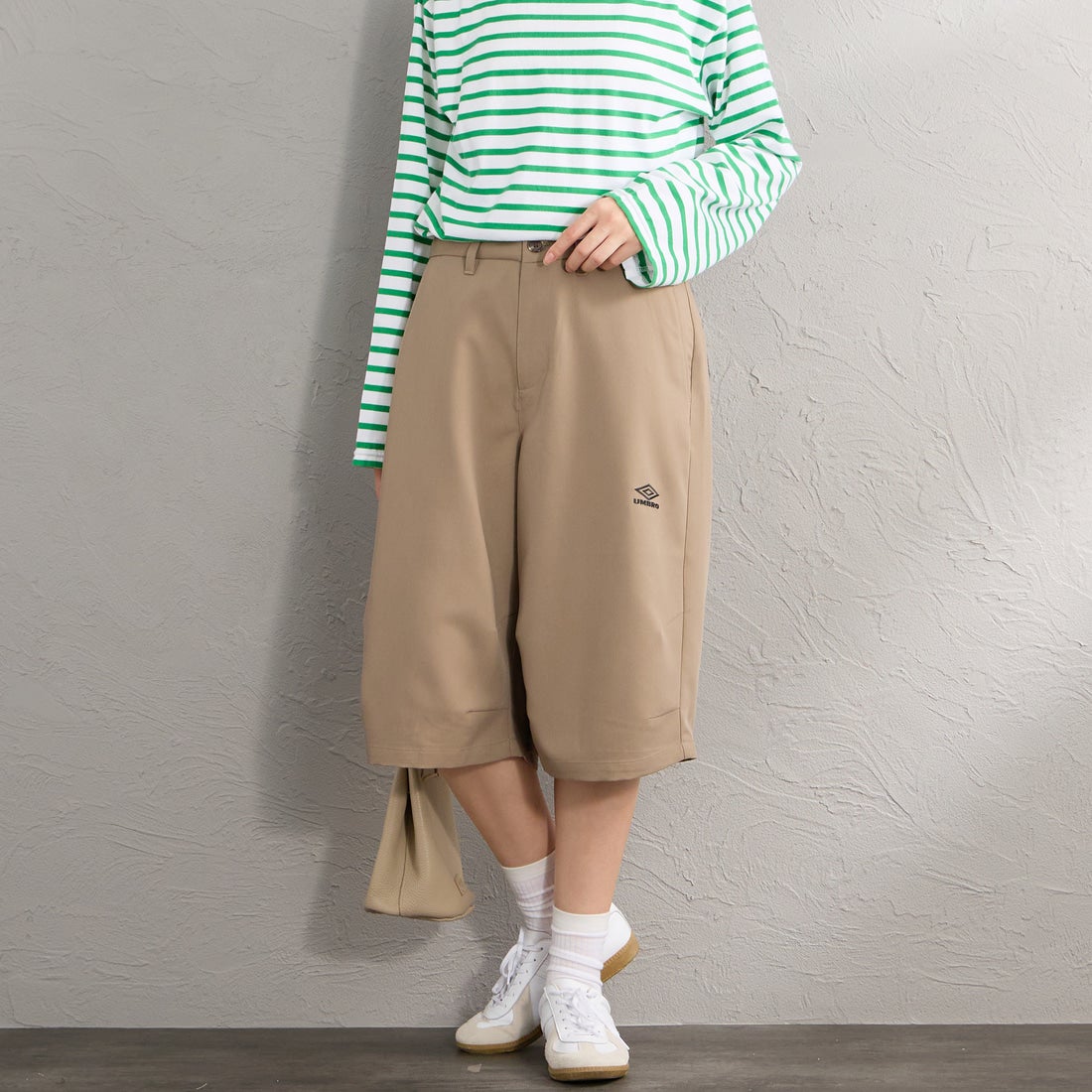 UMBRO [アンブロ] 別注 ワンポイント刺繍ロゴ バギーショートパンツ [17026S-PT01NK-JF] BEIGE &&モデル身長：162cm 着用サイズ：S&&