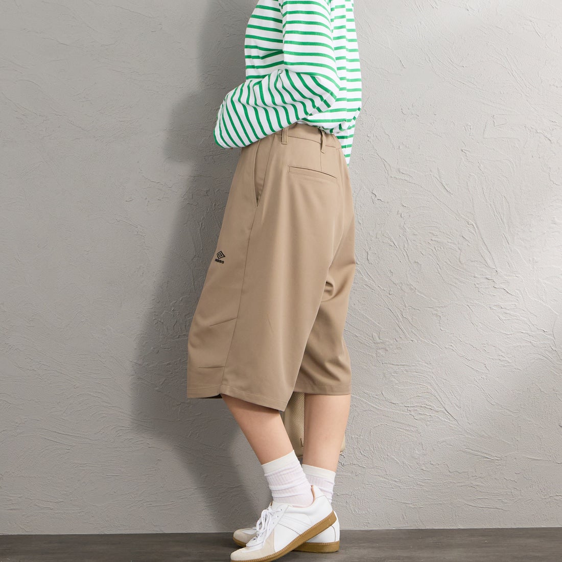 UMBRO [アンブロ] 別注 ワンポイント刺繍ロゴ バギーショートパンツ [17026S-PT01NK-JF] BEIGE &&モデル身長：162cm 着用サイズ：S&&