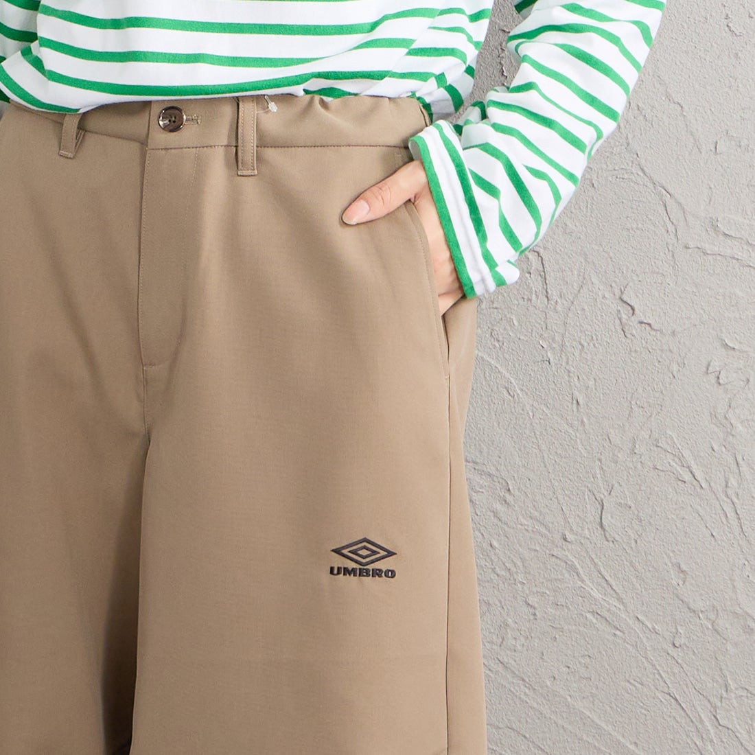 UMBRO [アンブロ] 別注 ワンポイント刺繍ロゴ バギーショートパンツ [17026S-PT01NK-JF] BEIGE &&モデル身長：162cm 着用サイズ：S&&