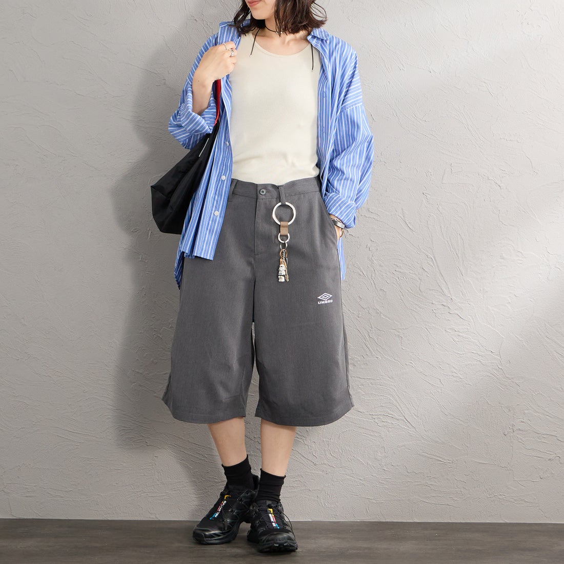 UMBRO [アンブロ] 別注 ワンポイント刺繍ロゴ バギーショートパンツ [17026S-PT01NK-JF] GRAY &&モデル身長：160cm 着用サイズ：S&&