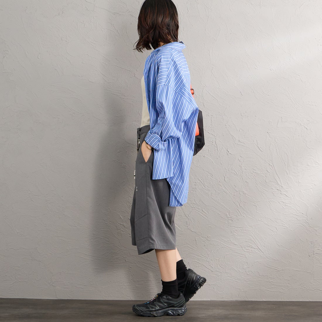 UMBRO [アンブロ] 別注 ワンポイント刺繍ロゴ バギーショートパンツ [17026S-PT01NK-JF] GRAY &&モデル身長：160cm 着用サイズ：S&&