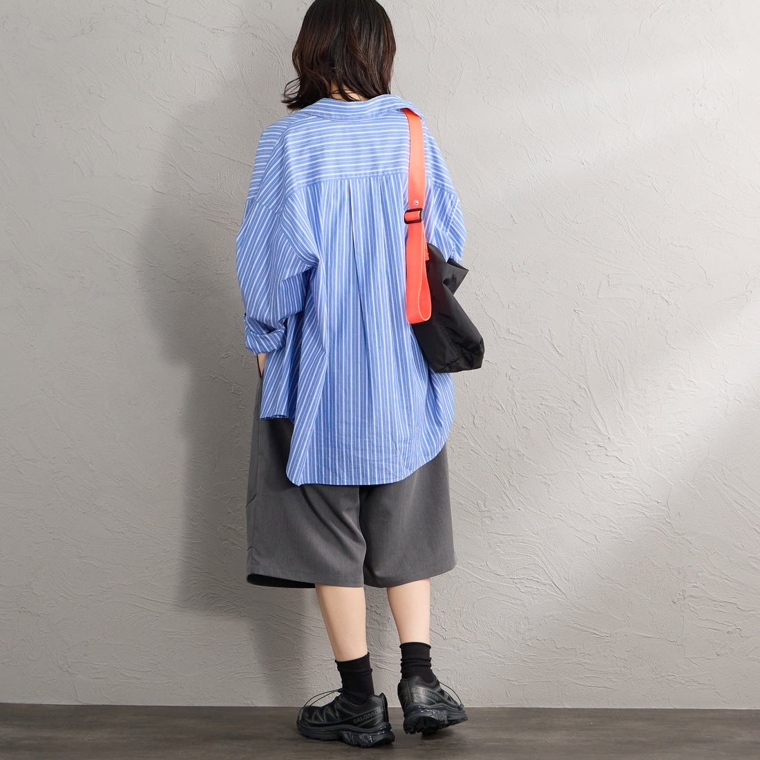 UMBRO [アンブロ] 別注 ワンポイント刺繍ロゴ バギーショートパンツ [17026S-PT01NK-JF] GRAY &&モデル身長：160cm 着用サイズ：S&&