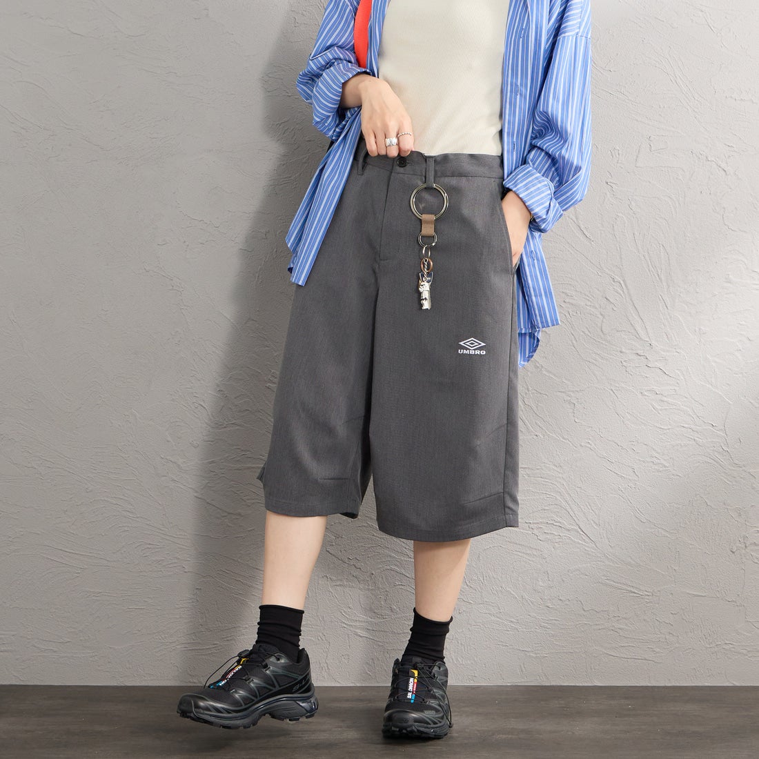 UMBRO [アンブロ] 別注 ワンポイント刺繍ロゴ バギーショートパンツ [17026S-PT01NK-JF] GRAY &&モデル身長：160cm 着用サイズ：S&&
