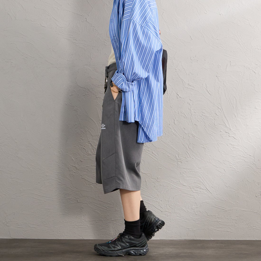 UMBRO [アンブロ] 別注 ワンポイント刺繍ロゴ バギーショートパンツ [17026S-PT01NK-JF] GRAY &&モデル身長：160cm 着用サイズ：S&&