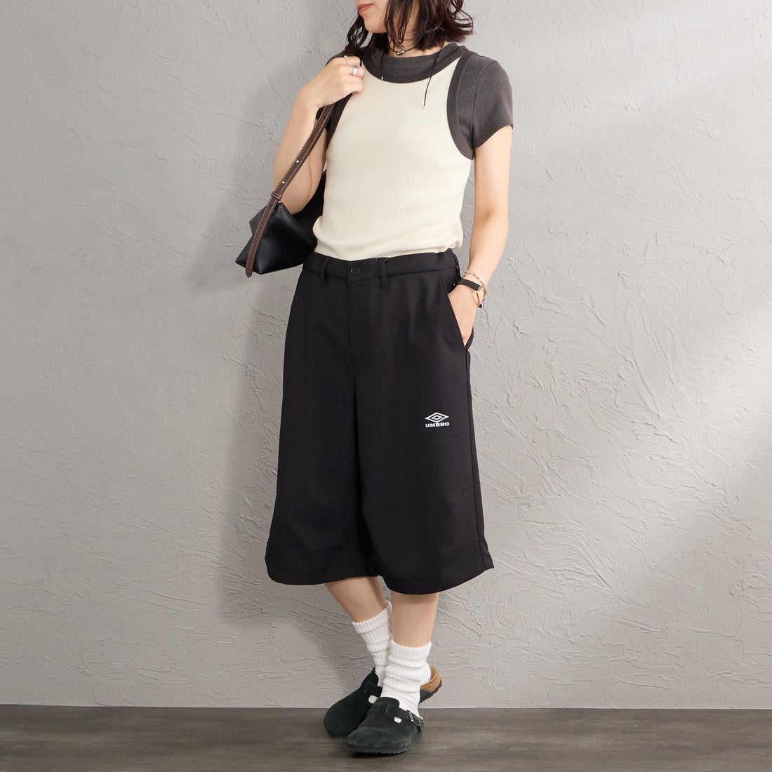 UMBRO [アンブロ] 別注 ワンポイント刺繍ロゴ バギーショートパンツ [17026S-PT01NK-JF] BLACK &&モデル身長：160cm 着用サイズ：S&&