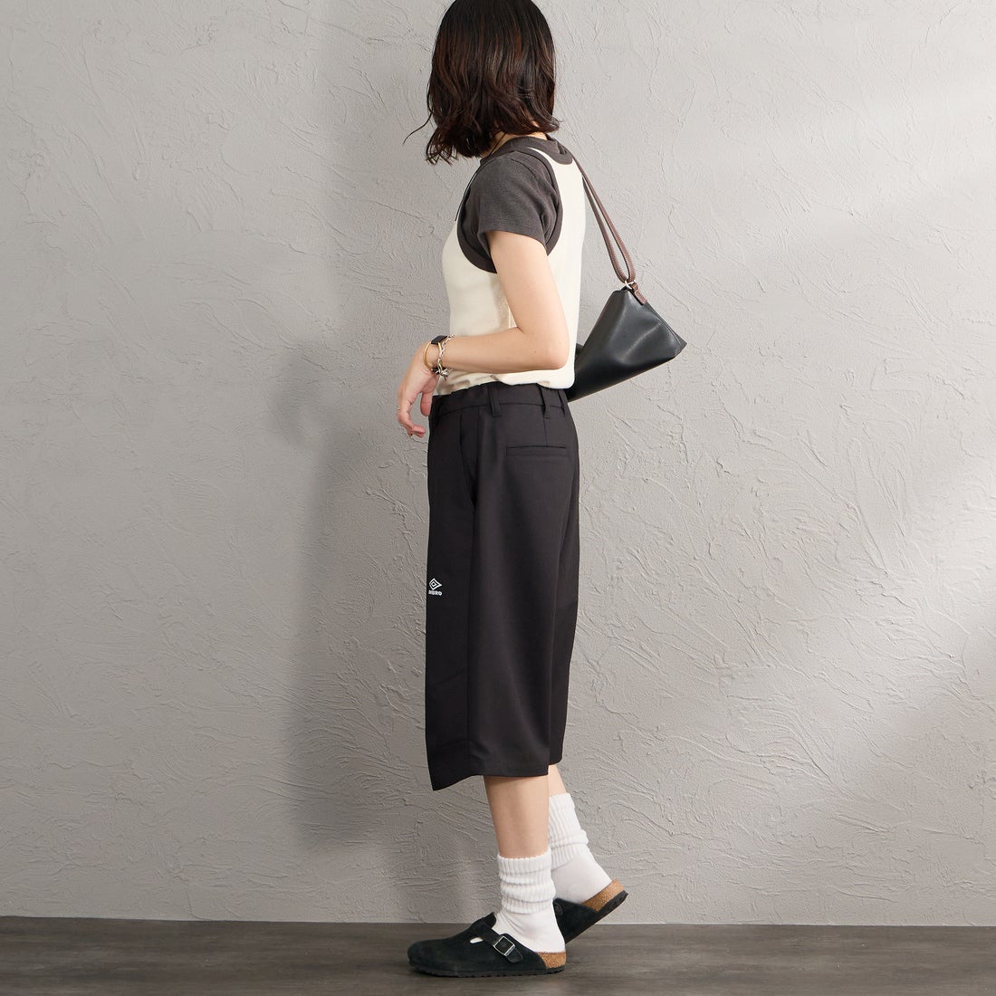 UMBRO [アンブロ] 別注 ワンポイント刺繍ロゴ バギーショートパンツ [17026S-PT01NK-JF] BLACK &&モデル身長：160cm 着用サイズ：S&&
