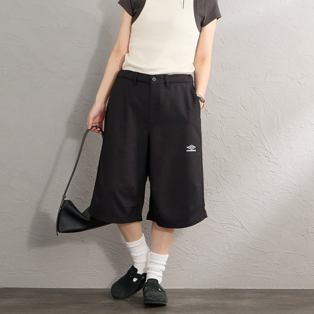 UMBRO [アンブロ] 別注 ワンポイント刺繍ロゴ バギーショートパンツ [17026S-PT01NK-JF] BLACK &&モデル身長：160cm 着用サイズ：S&&