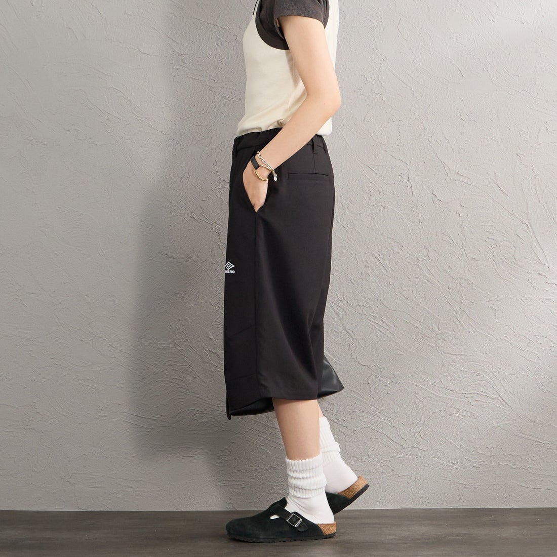 UMBRO [アンブロ] 別注 ワンポイント刺繍ロゴ バギーショートパンツ [17026S-PT01NK-JF] BLACK &&モデル身長：160cm 着用サイズ：S&&