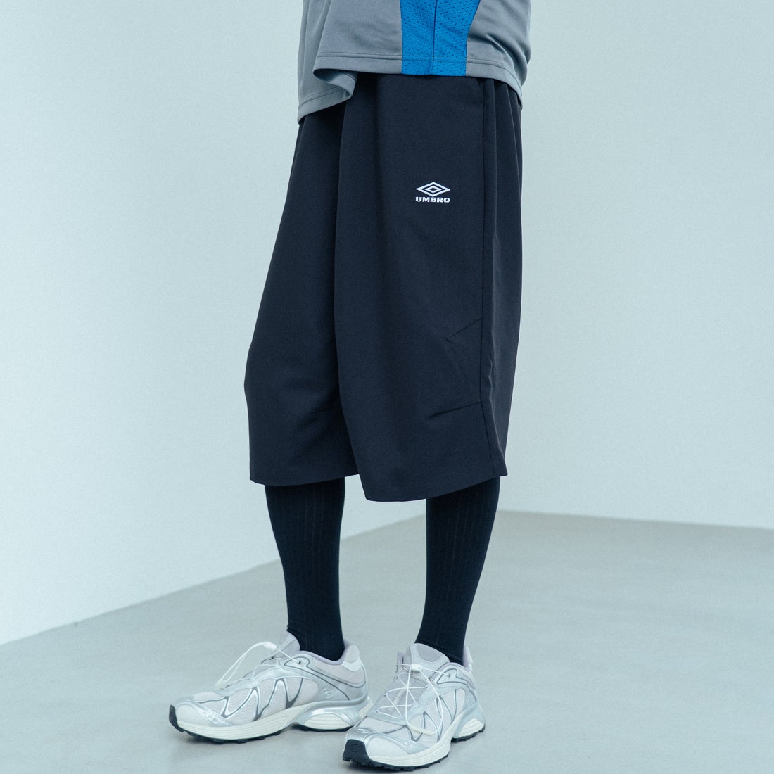 UMBRO [アンブロ] 別注 ワンポイント刺繍ロゴ バギーショートパンツ [17026S-PT01NK-JF] BLACK &&モデル身長：182cm 着用サイズ：L&&