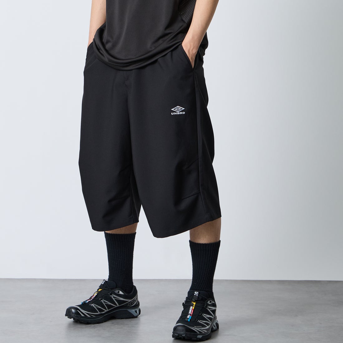 UMBRO [アンブロ] 別注 ワンポイント刺繍ロゴ バギーショートパンツ [17026S-PT01NK-JF] BLACK &&モデル身長：179cm 着用サイズ：L&&