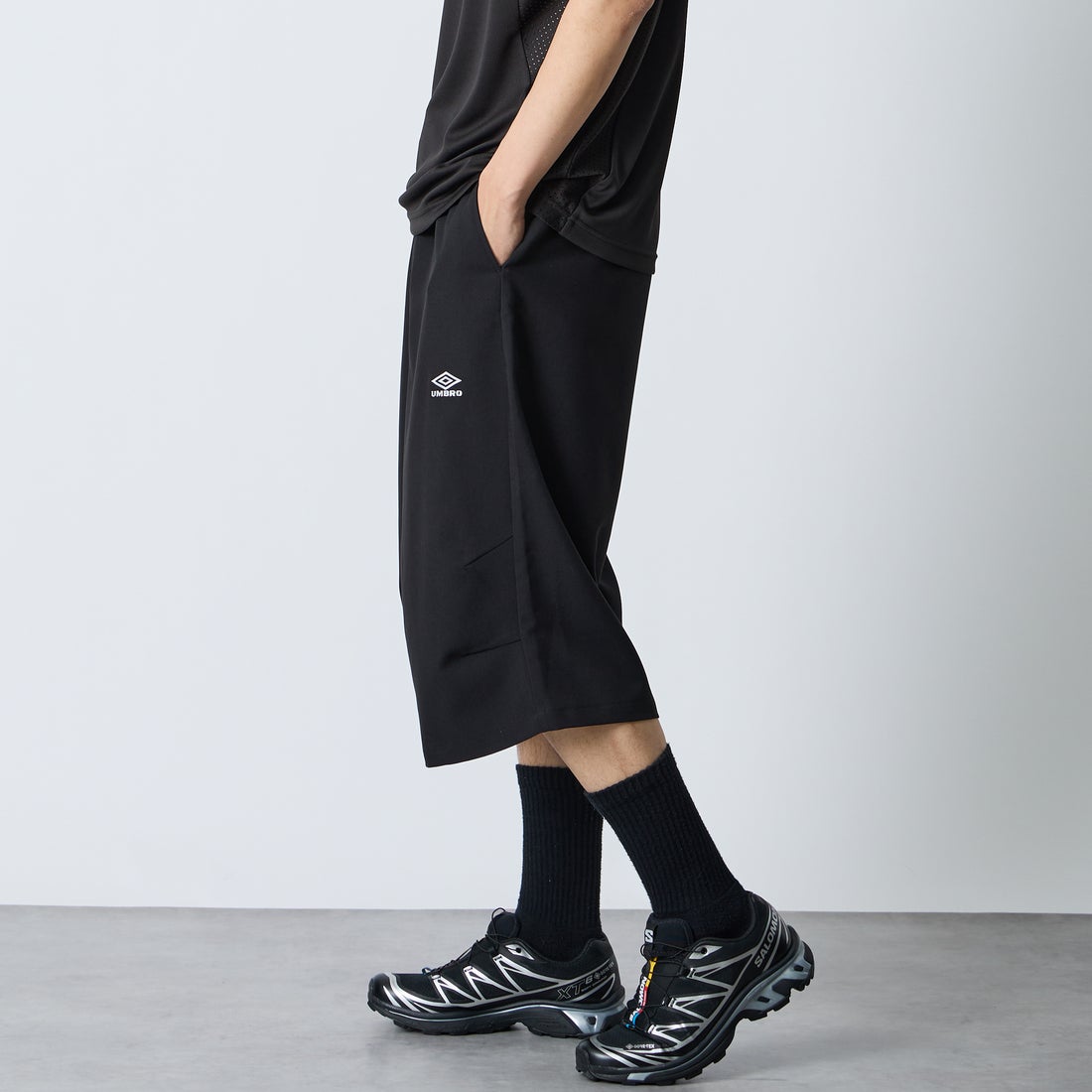 UMBRO [アンブロ] 別注 ワンポイント刺繍ロゴ バギーショートパンツ [17026S-PT01NK-JF] BLACK &&モデル身長：179cm 着用サイズ：L&&