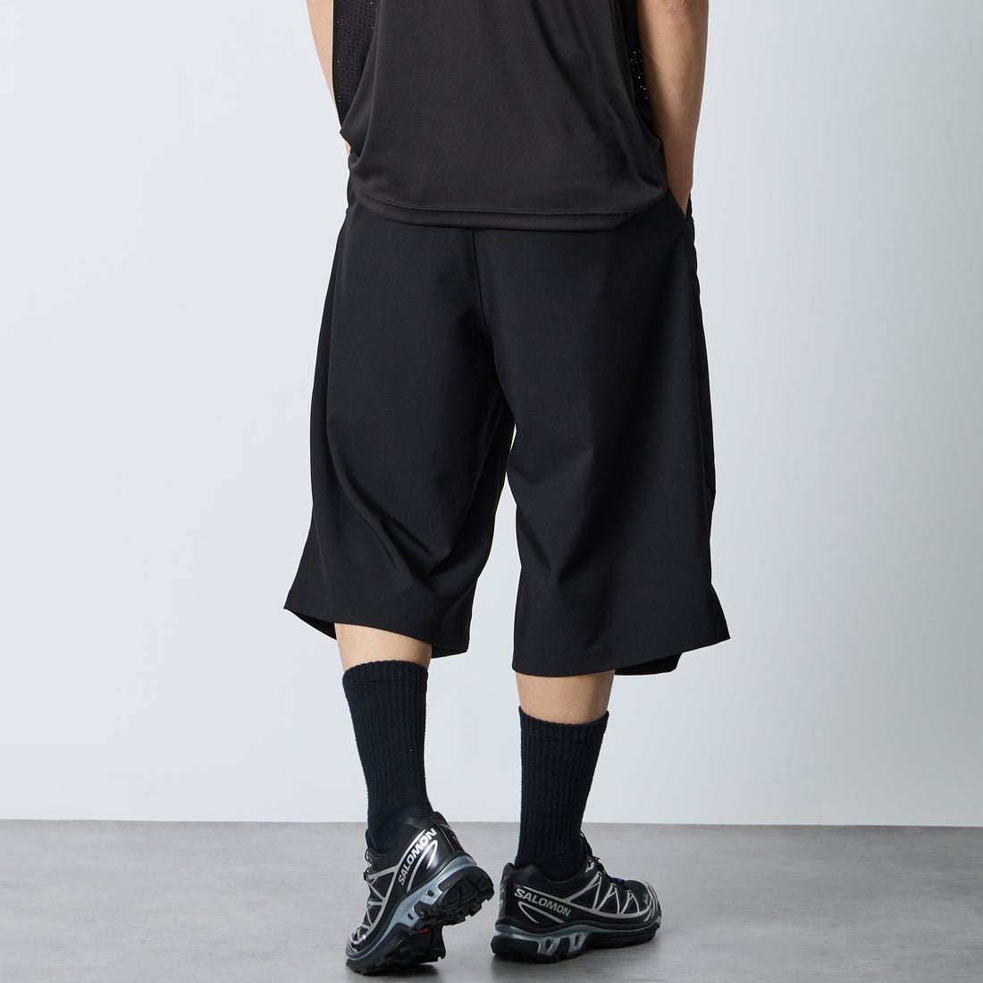 UMBRO [アンブロ] 別注 ワンポイント刺繍ロゴ バギーショートパンツ [17026S-PT01NK-JF] BLACK &&モデル身長：179cm 着用サイズ：L&&