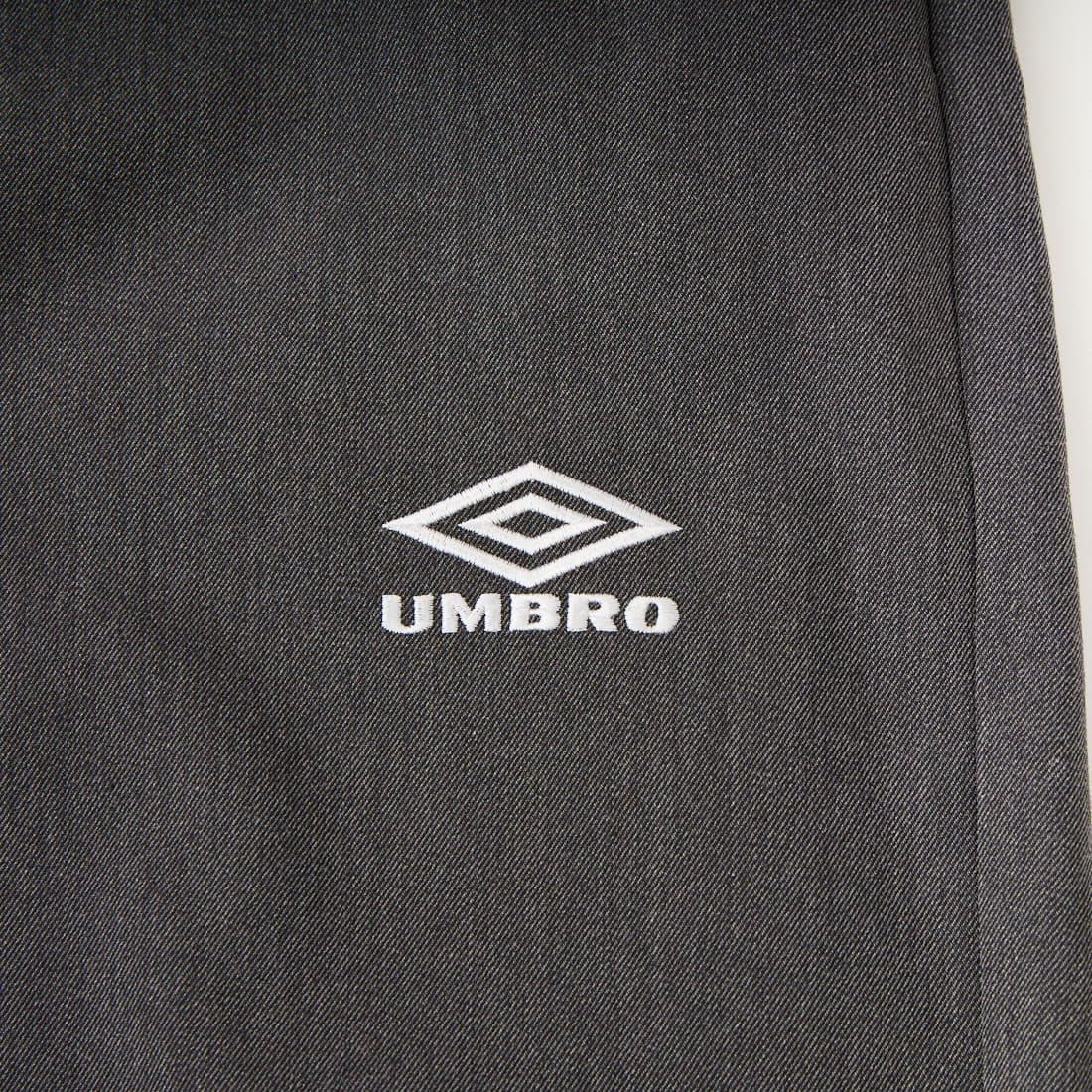 UMBRO [アンブロ] 別注 ワンポイント刺繍ロゴ バギーショートパンツ [17026S-PT01NK-JF] GRAY