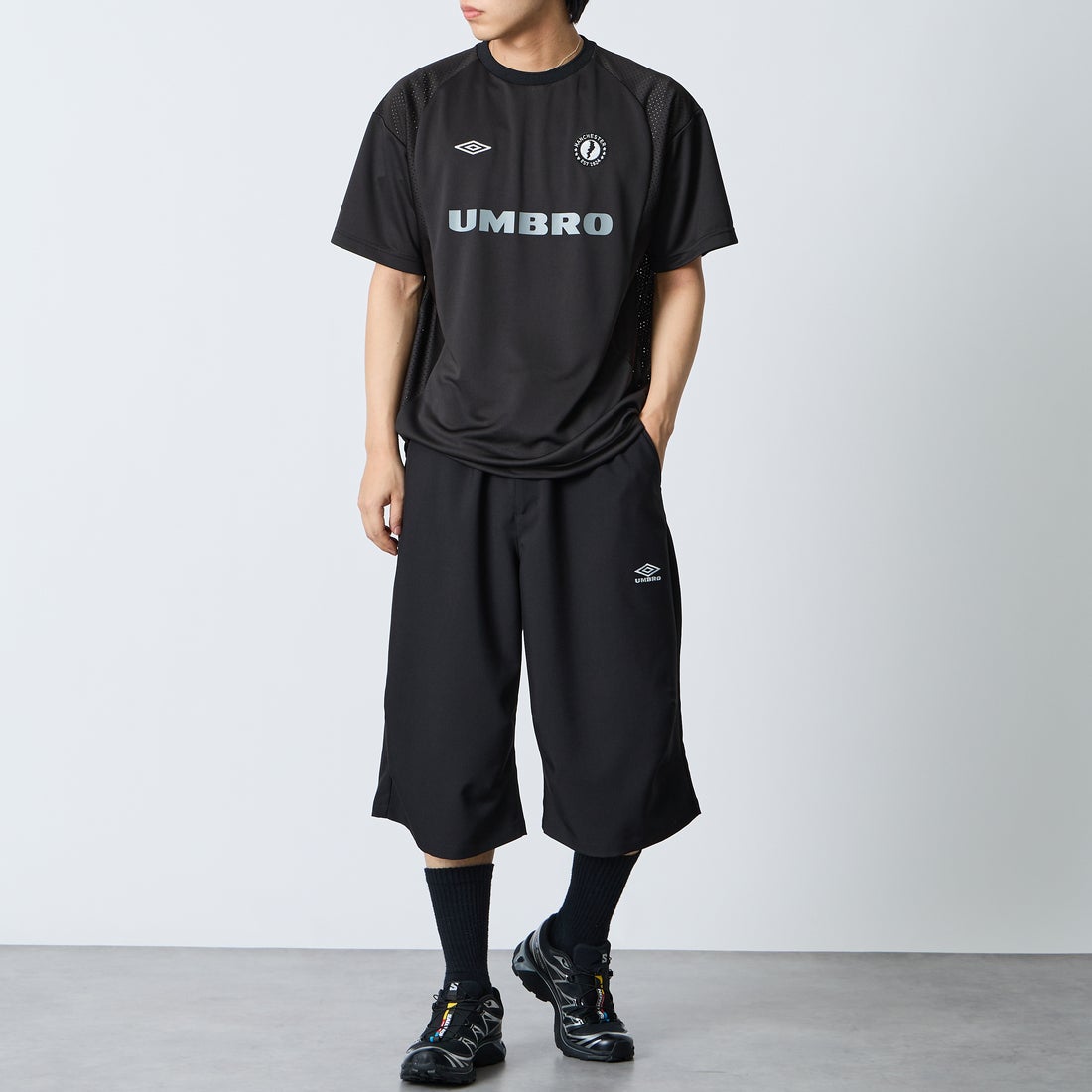 UMBRO [アンブロ] 別注 ワンポイント刺繍ロゴ バギーショートパンツ [17026S-PT01NK-JF] BLACK &&モデル身長：179cm 着用サイズ：L&&