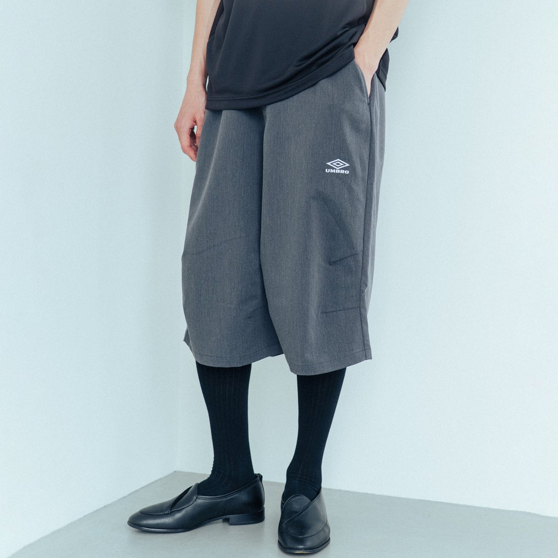UMBRO [アンブロ] 別注 ワンポイント刺繍ロゴ バギーショートパンツ [17026S-PT01NK-JF] GRAY &&モデル身長：182cm 着用サイズ：L&&