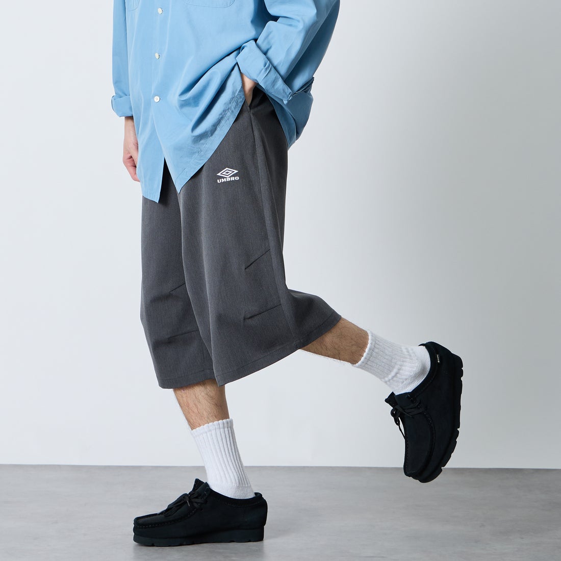 UMBRO [アンブロ] 別注 ワンポイント刺繍ロゴ バギーショートパンツ [17026S-PT01NK-JF] GRAY &&モデル身長：168cm 着用サイズ：L&&