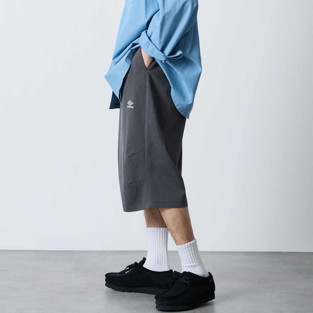 UMBRO [アンブロ] 別注 ワンポイント刺繍ロゴ バギーショートパンツ [17026S-PT01NK-JF] GRAY &&モデル身長：168cm 着用サイズ：L&&