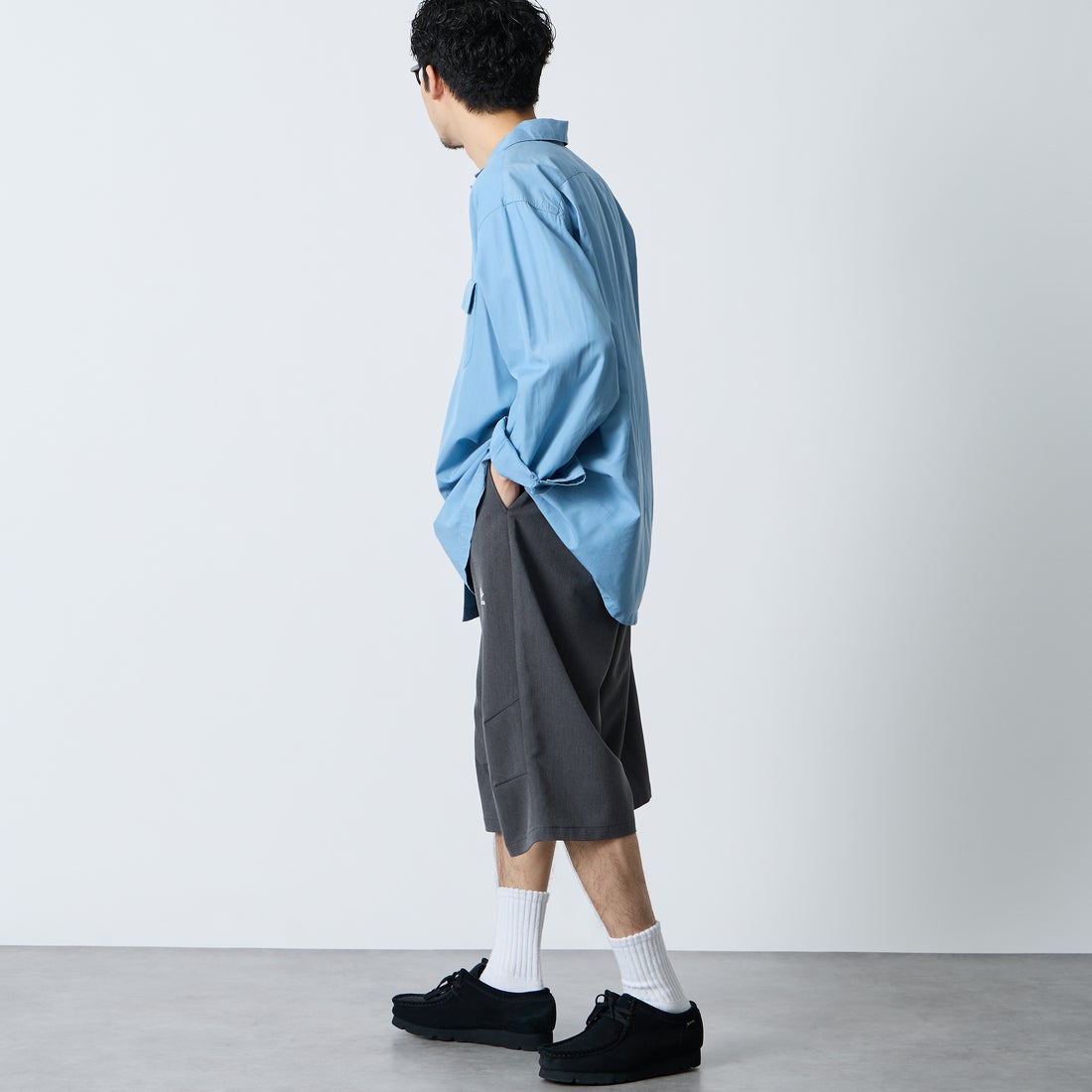 UMBRO [アンブロ] 別注 ワンポイント刺繍ロゴ バギーショートパンツ [17026S-PT01NK-JF] GRAY &&モデル身長：168cm 着用サイズ：L&&