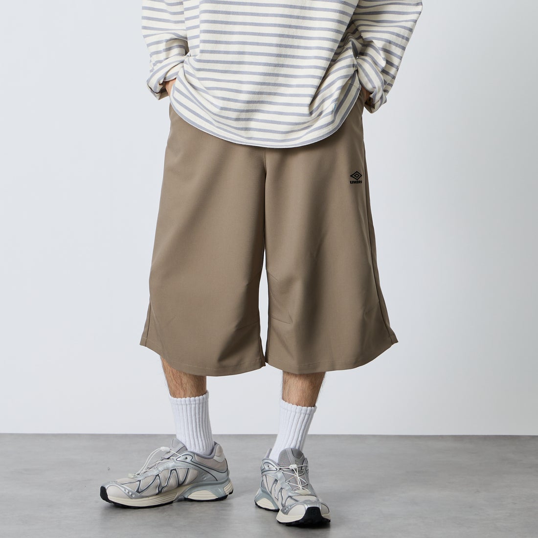 UMBRO [アンブロ] 別注 ワンポイント刺繍ロゴ バギーショートパンツ [17026S-PT01NK-JF] BEIGE &&モデル身長：168cm 着用サイズ：L&&