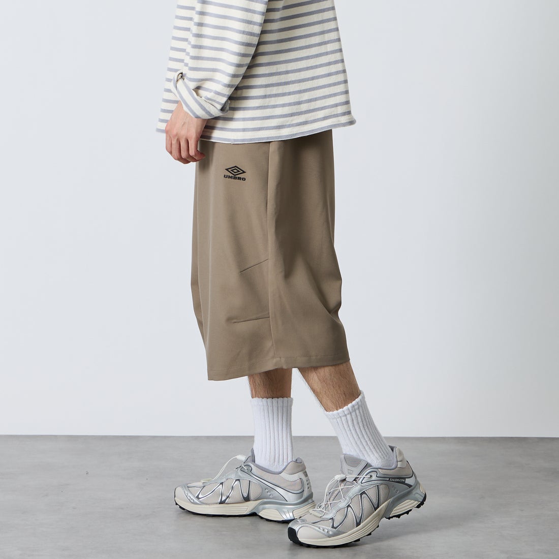 UMBRO [アンブロ] 別注 ワンポイント刺繍ロゴ バギーショートパンツ [17026S-PT01NK-JF] BEIGE &&モデル身長：168cm 着用サイズ：L&&