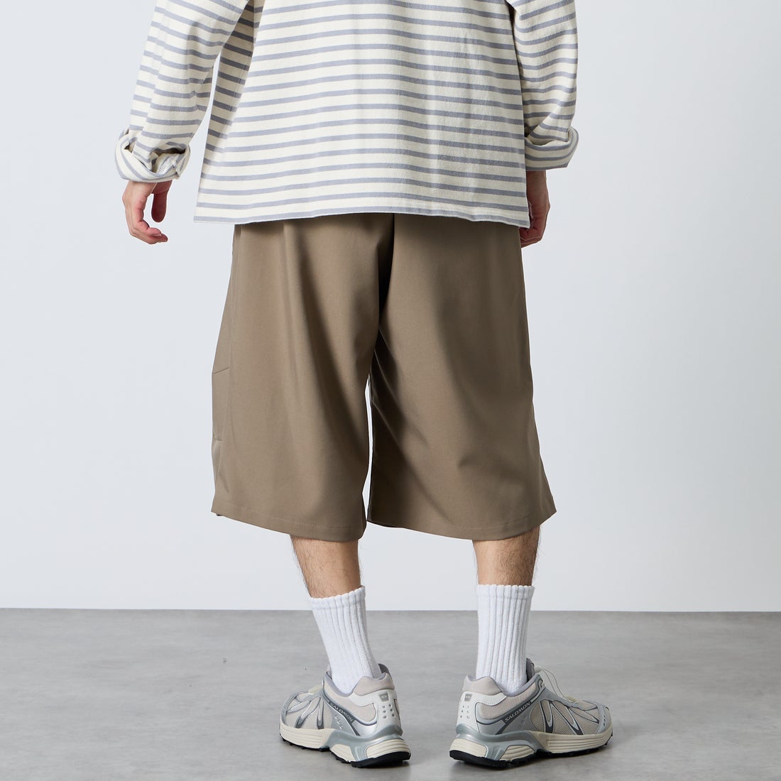 UMBRO [アンブロ] 別注 ワンポイント刺繍ロゴ バギーショートパンツ [17026S-PT01NK-JF] BEIGE &&モデル身長：168cm 着用サイズ：L&&