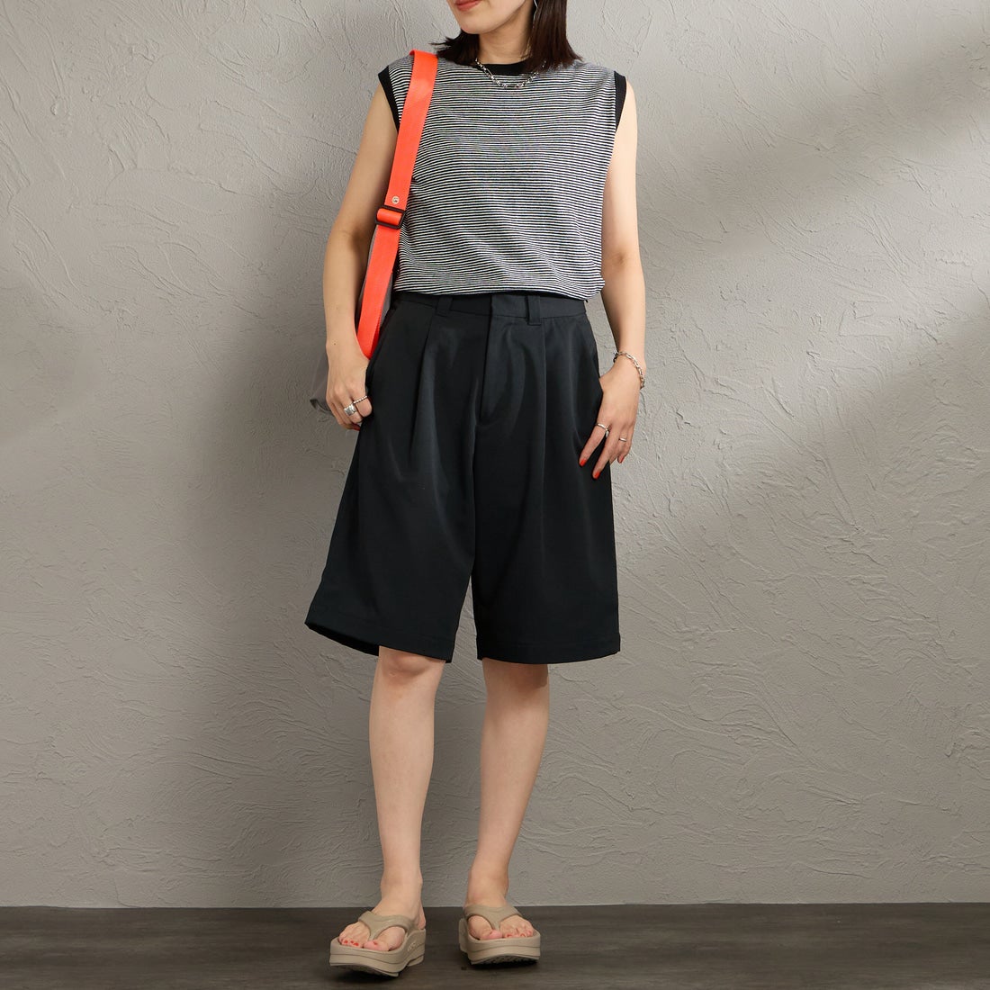 FRED PERRY [フレッドペリー] 別注 ワンポイントロゴ刺繍 テニストラウザーバミューダショーツ [FPM-26S-048JF]  BLACK &&モデル身長：160cm 着用サイズ：S&&