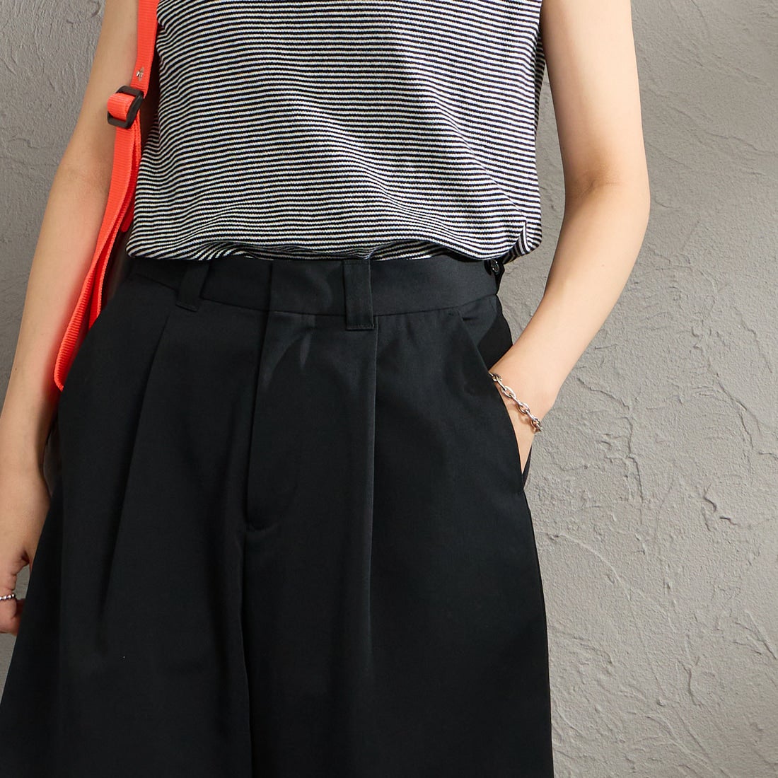 FRED PERRY [フレッドペリー] 別注 ワンポイントロゴ刺繍 テニストラウザーバミューダショーツ [FPM-26S-048JF]  BLACK &&モデル身長：160cm 着用サイズ：S&&