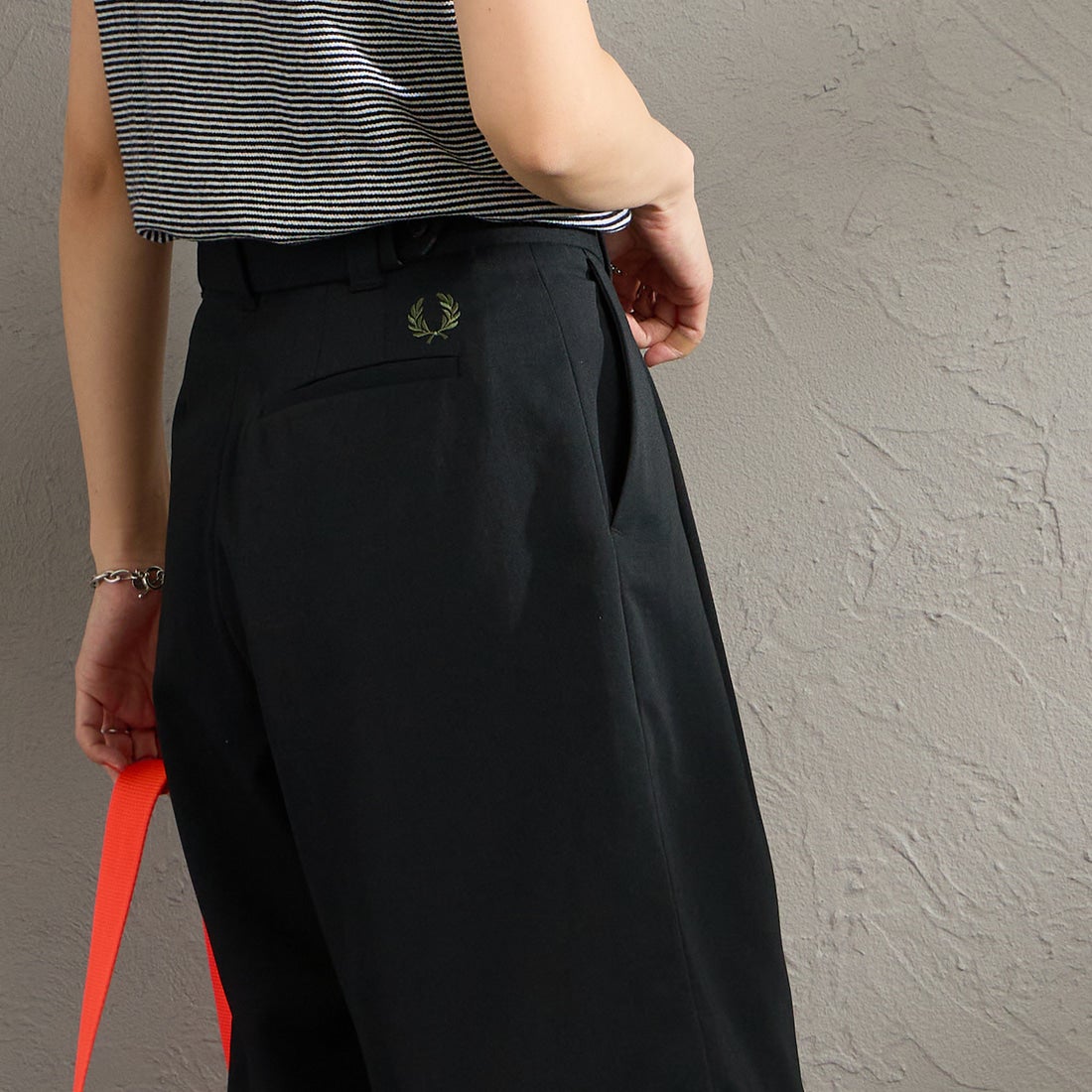 FRED PERRY [フレッドペリー] 別注 ワンポイントロゴ刺繍 テニストラウザーバミューダショーツ [FPM-26S-048JF]  BLACK &&モデル身長：160cm 着用サイズ：S&&