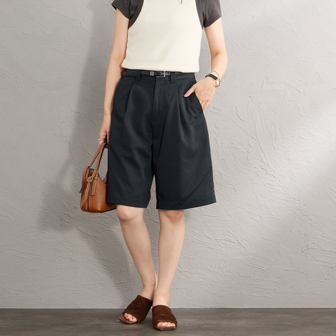 FRED PERRY [フレッドペリー] 別注 ワンポイントロゴ刺繍 テニストラウザーバミューダショーツ [FPM-26S-048JF]  BLACK &&モデル身長：160cm 着用サイズ：XS&&