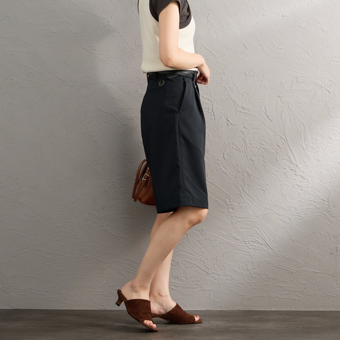 FRED PERRY [フレッドペリー] 別注 ワンポイントロゴ刺繍 テニストラウザーバミューダショーツ [FPM-26S-048JF]  BLACK &&モデル身長：160cm 着用サイズ：XS&&