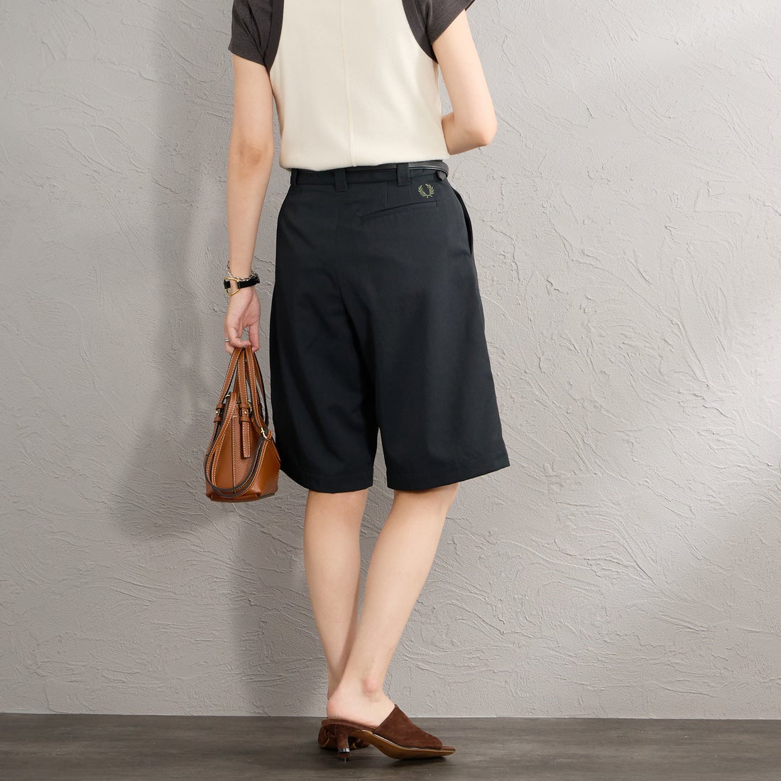 FRED PERRY [フレッドペリー] 別注 ワンポイントロゴ刺繍 テニストラウザーバミューダショーツ [FPM-26S-048JF]  BLACK &&モデル身長：160cm 着用サイズ：XS&&