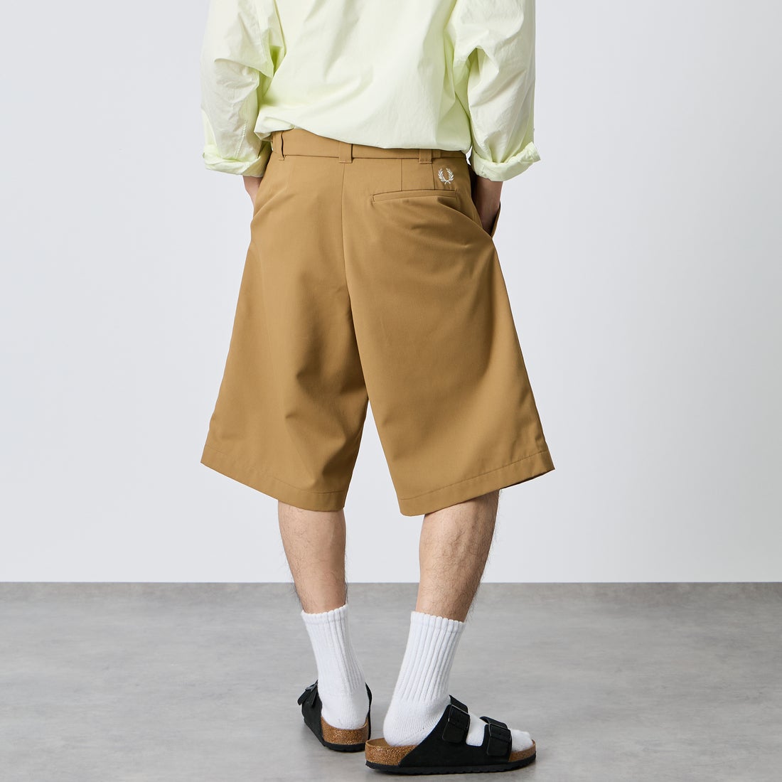 FRED PERRY [フレッドペリー] 別注 ワンポイントロゴ刺繍 テニストラウザーバミューダショーツ [FPM-26S-048JF] SHADED STO &&モデル身長：168cm 着用サイズ：M&&