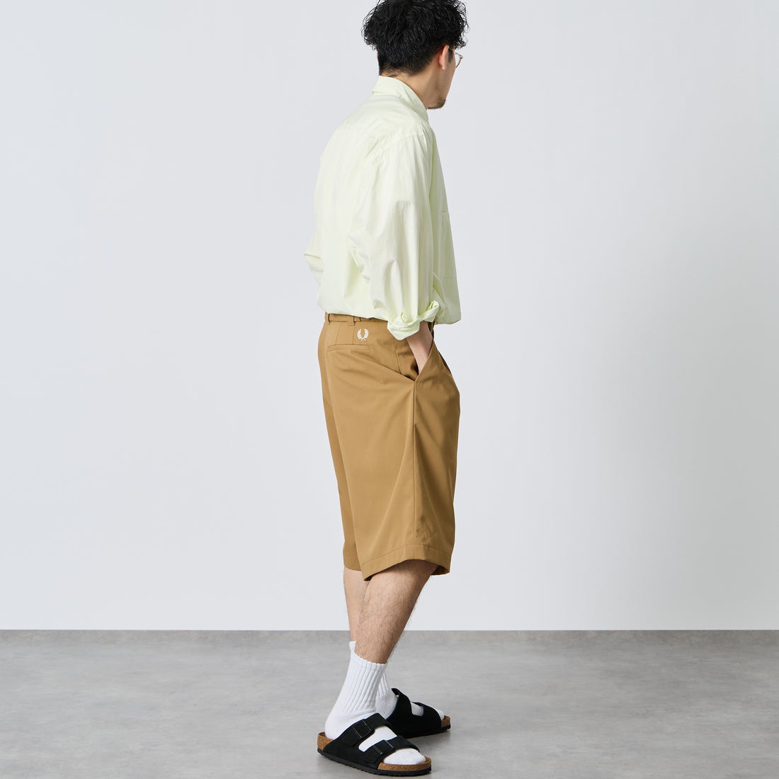 FRED PERRY [フレッドペリー] 別注 ワンポイントロゴ刺繍 テニストラウザーバミューダショーツ [FPM-26S-048JF] SHADED STO &&モデル身長：168cm 着用サイズ：M&&
