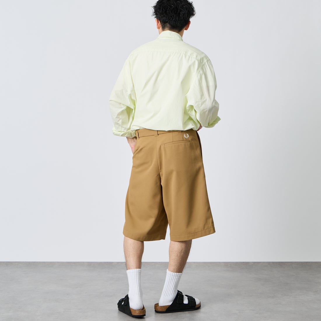 FRED PERRY [フレッドペリー] 別注 ワンポイントロゴ刺繍 テニストラウザーバミューダショーツ [FPM-26S-048JF] SHADED STO &&モデル身長：168cm 着用サイズ：M&&