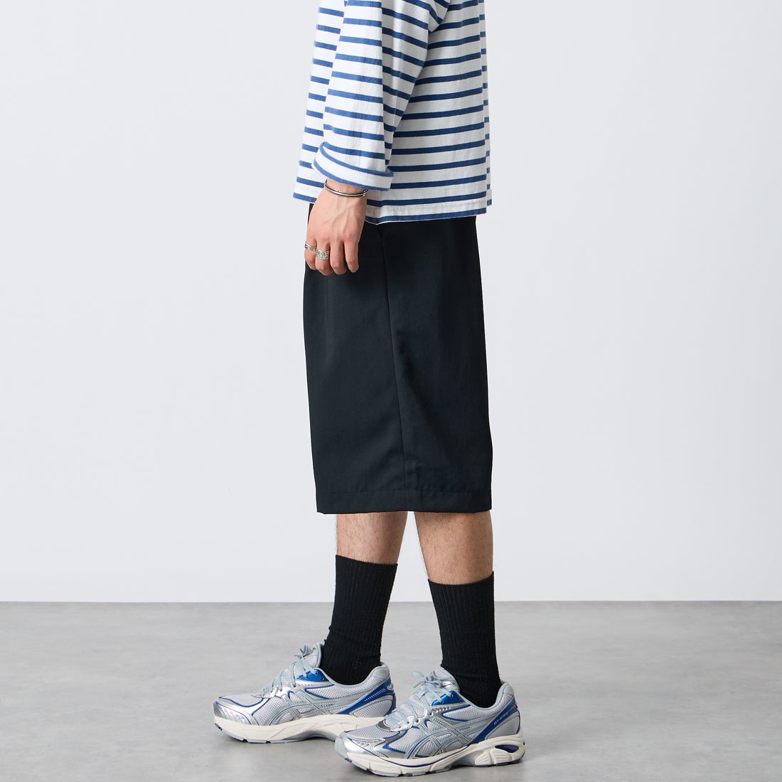 FRED PERRY [フレッドペリー] 別注 ワンポイントロゴ刺繍 テニストラウザーバミューダショーツ [FPM-26S-048JF] BLACK &&モデル身長：177cm 着用サイズ：L&&