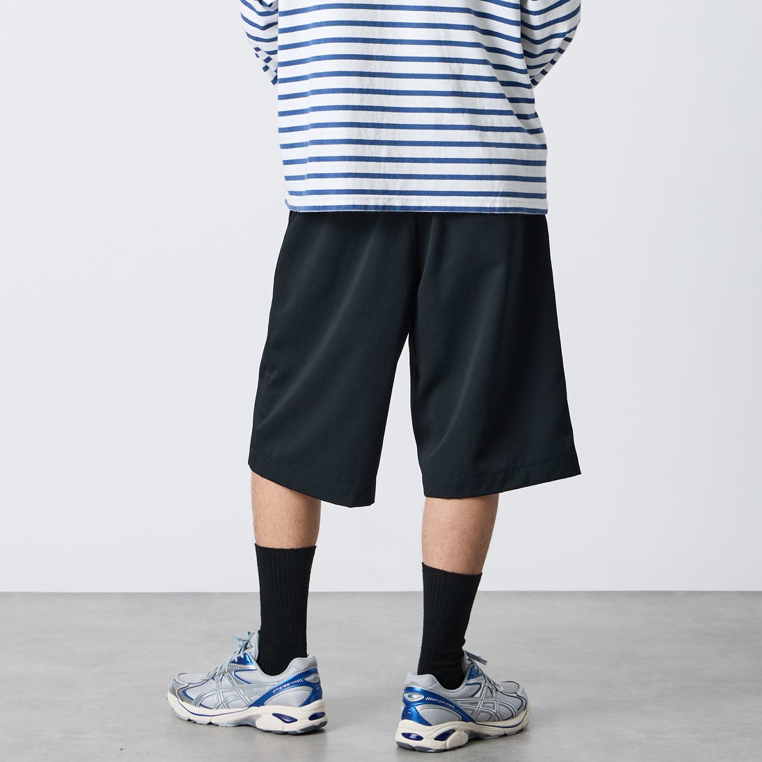 FRED PERRY [フレッドペリー] 別注 ワンポイントロゴ刺繍 テニストラウザーバミューダショーツ [FPM-26S-048JF] BLACK &&モデル身長：177cm 着用サイズ：L&&