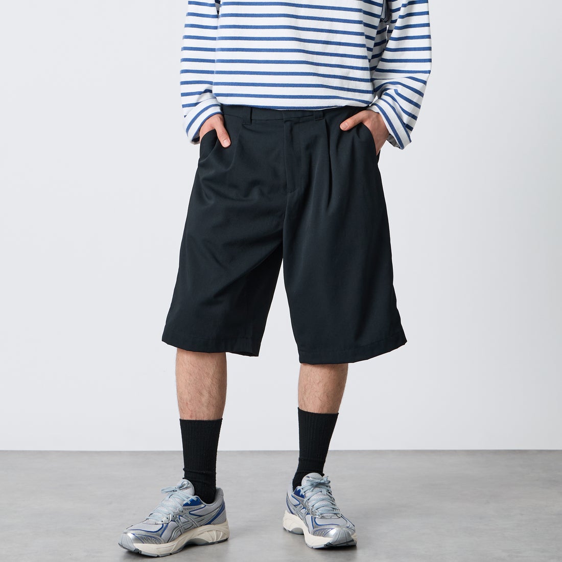 FRED PERRY [フレッドペリー] 別注 ワンポイントロゴ刺繍 テニストラウザーバミューダショーツ [FPM-26S-048JF] BLACK &&モデル身長：177cm 着用サイズ：L&&