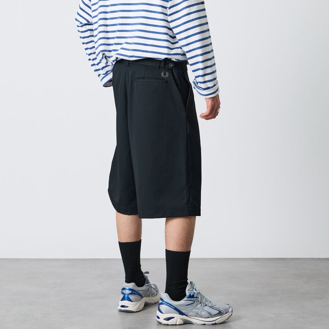 FRED PERRY [フレッドペリー] 別注 ワンポイントロゴ刺繍 テニストラウザーバミューダショーツ [FPM-26S-048JF] BLACK &&モデル身長：177cm 着用サイズ：L&&