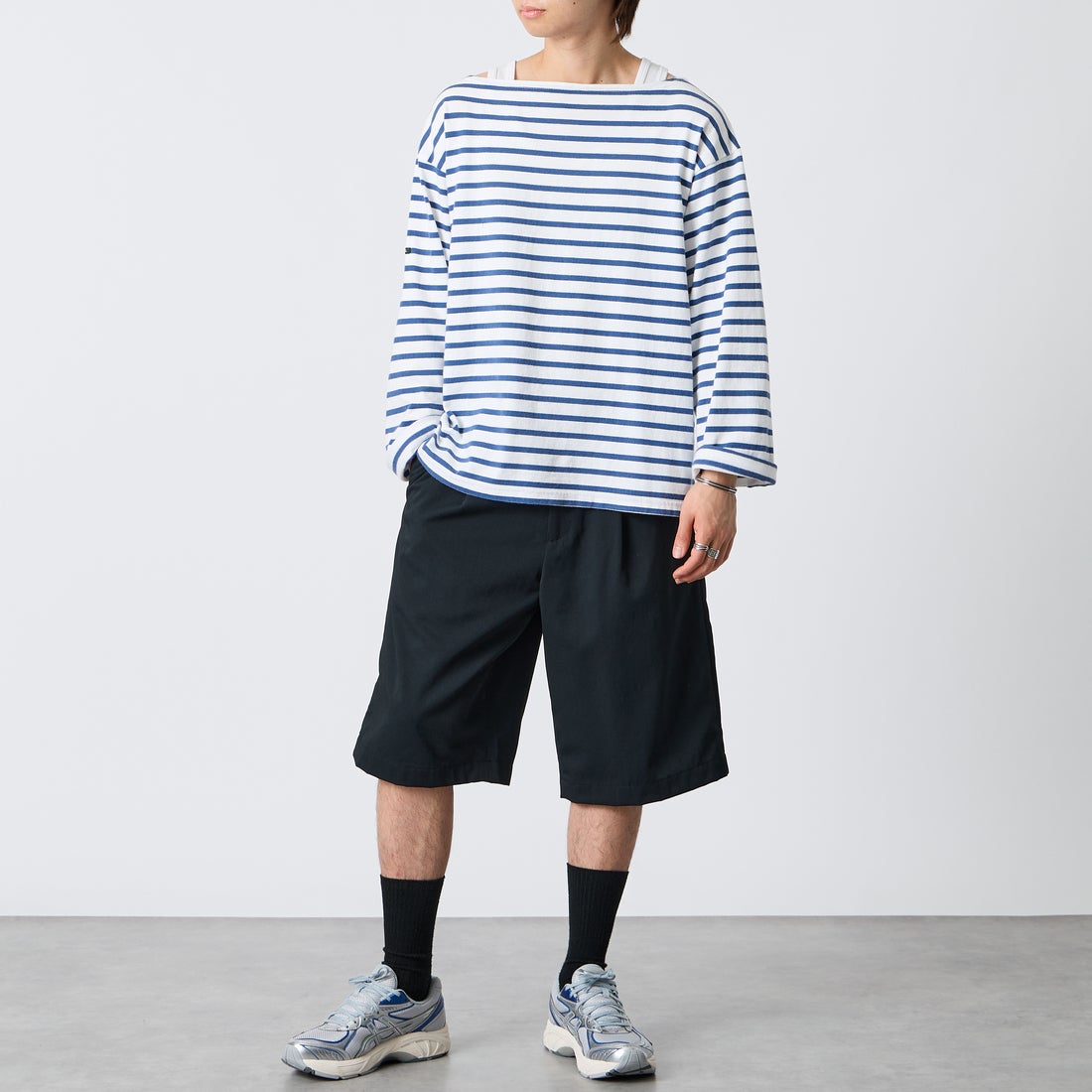 FRED PERRY [フレッドペリー] 別注 ワンポイントロゴ刺繍 テニストラウザーバミューダショーツ [FPM-26S-048JF] BLACK &&モデル身長：177cm 着用サイズ：L&&