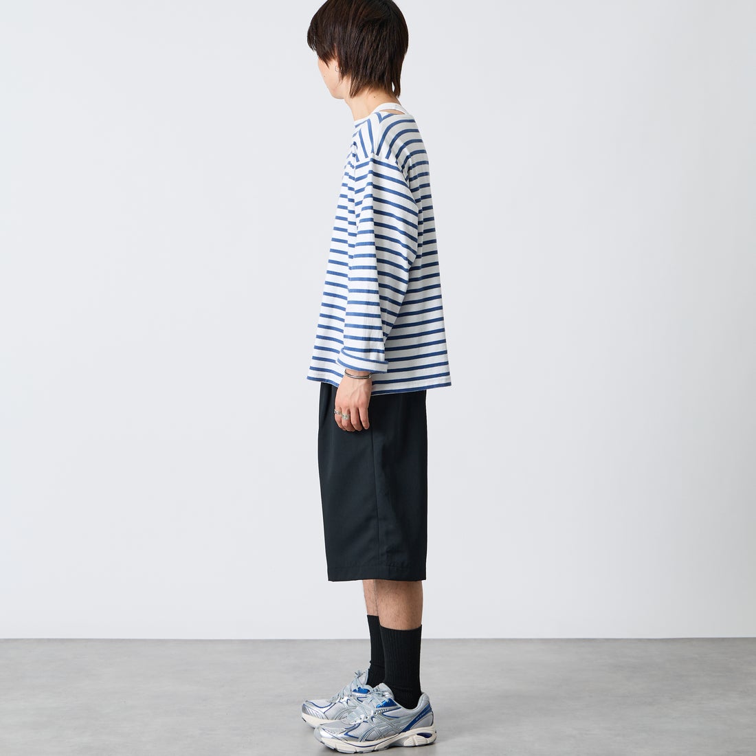 FRED PERRY [フレッドペリー] 別注 ワンポイントロゴ刺繍 テニストラウザーバミューダショーツ [FPM-26S-048JF] BLACK &&モデル身長：177cm 着用サイズ：L&&